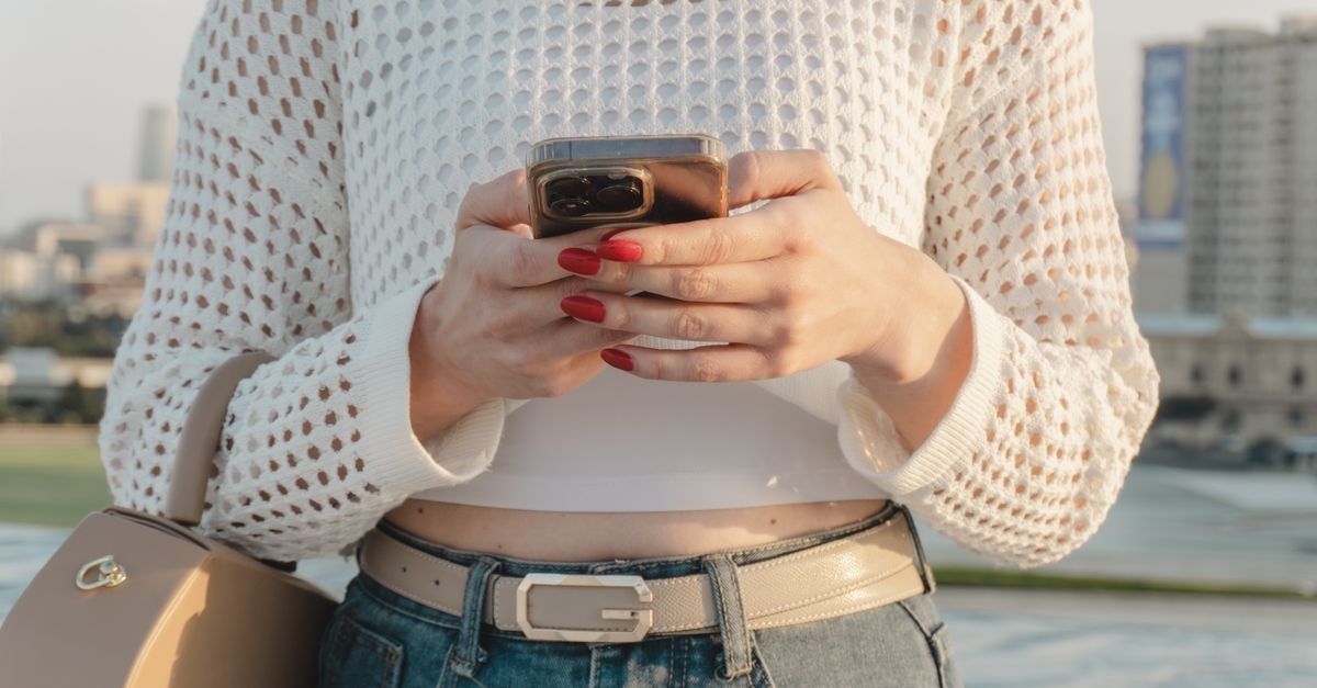 Schmale Gürtel & Jeans: So stylst du den Trend-Look mühelos
