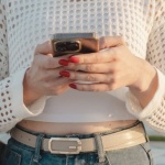 Schmale Gürtel & Jeans: So stylst du den Trend-Look mühelos