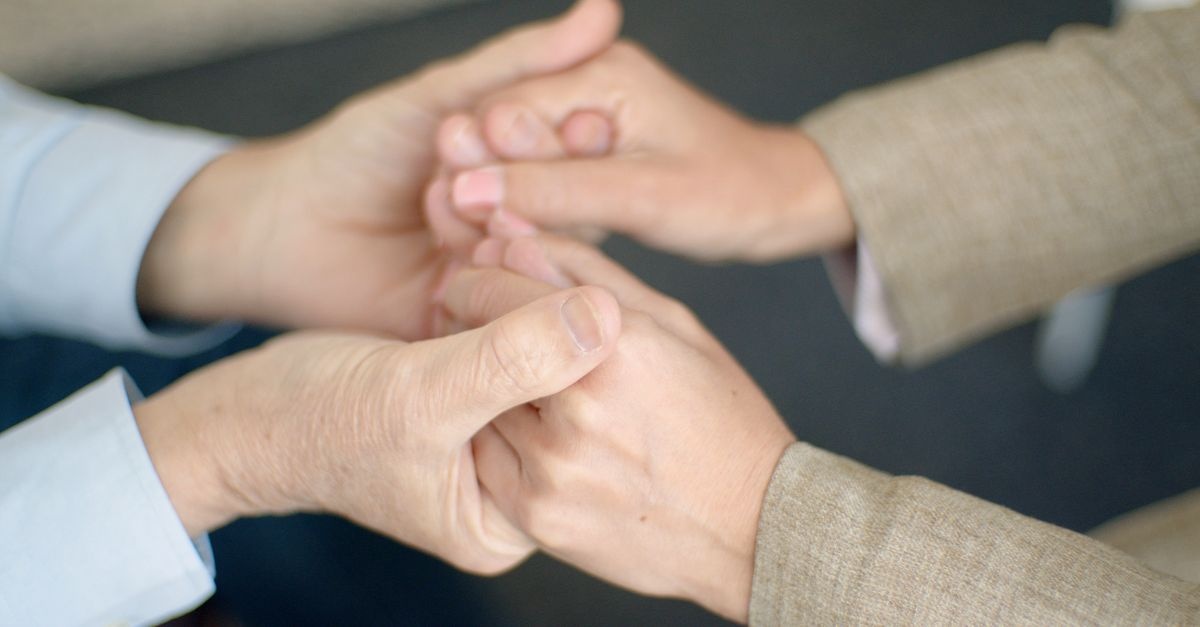 Grenzen setzen mit Herz: Wie du körperliche Nähe respektvoll ablehnst