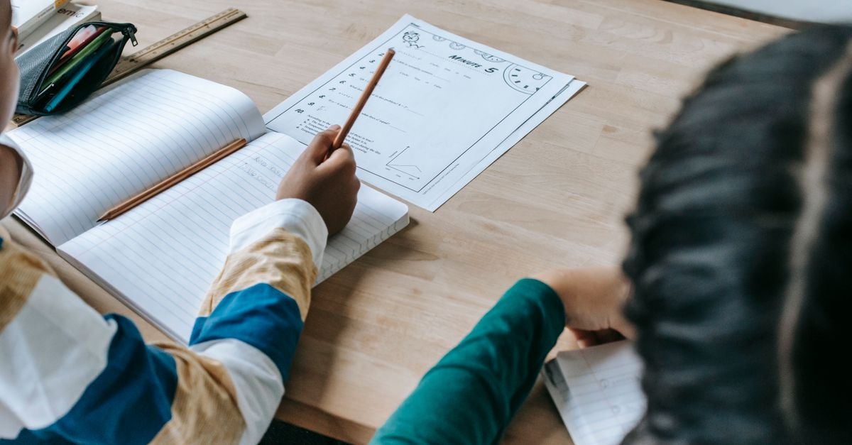 Weniger Arbeitsblätter vor der Schule: So gelingt der entspannte Start ins Lernen