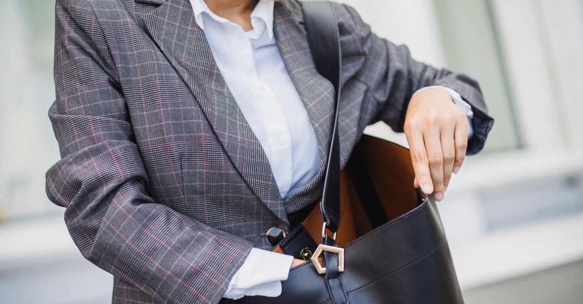 Perfekt geschnitten: Die besten Blazer-Tipps für petite Frauen