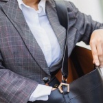 Perfekt geschnitten: Die besten Blazer-Tipps für petite Frauen