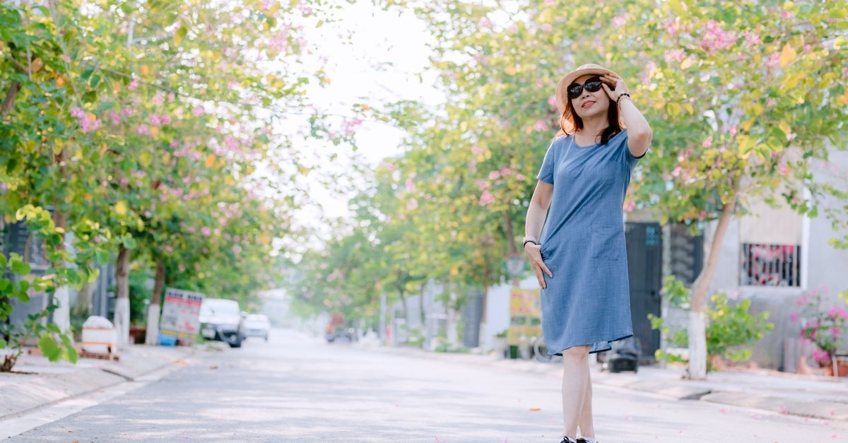 Cool durch den Sommer: Outfits, die starkes Schwitzen stilvoll in den Griff bekommen