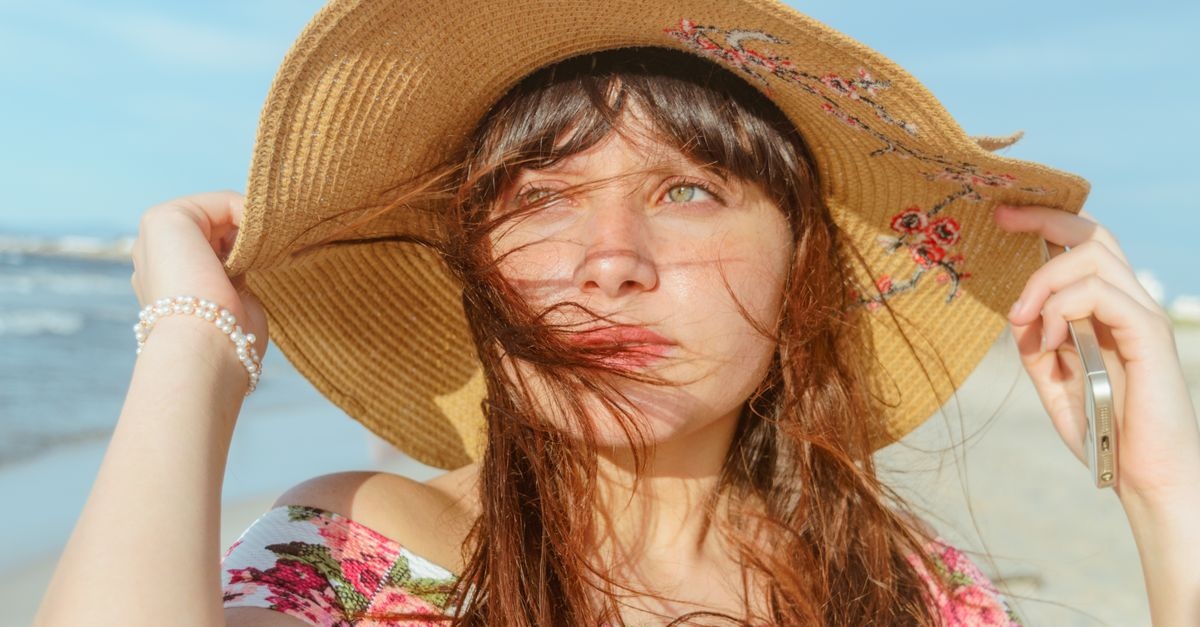 Schluss mit Sonnenbrand am Scheitel: So schützt du deine Kopfhaut im Sommer