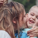 Patchwork-Familie ohne Druck: Warum Zuneigung zu Stiefkindern Zeit braucht